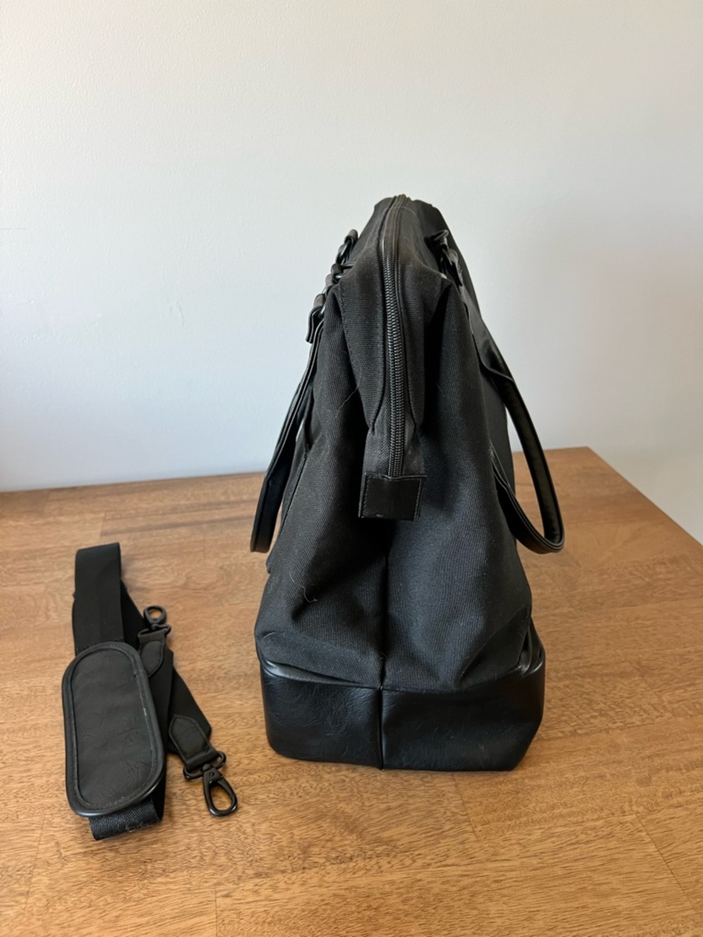 Beis Weekender Bag in Black - Picture 5 of 9